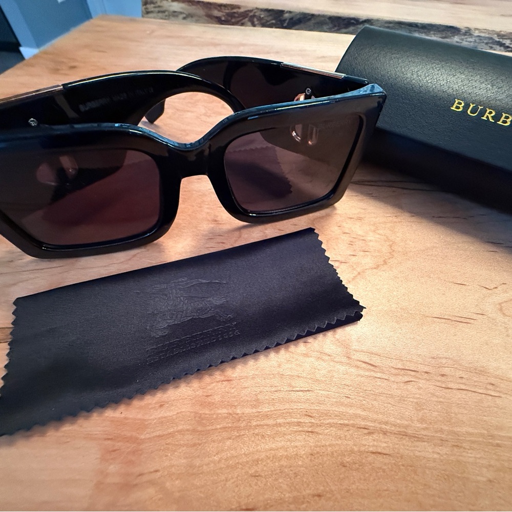 Burberry Stylish Black Sunglasses with Gold Accents
Excellent condition.